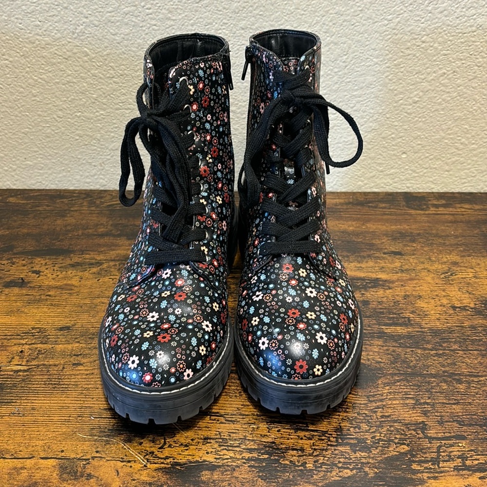 Sugar Womens Kaedy Ankle Combat Boot Black Ditzy Floral Print Size 9.5